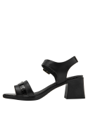 Elegante sandalia de cuero negro con tacón grueso y cuadrado, ideal para ocasiones formales.
