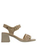 Sandalia beige de cuero con textura suave y acabado mate, perfecta para estilo minimalista.