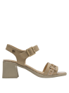 Sandalia beige de cuero con textura suave y acabado mate, perfecta para estilo minimalista.
