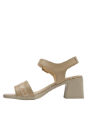 Elegante sandalia formal de cuero beige con hebilla dorada ajustable en el tobillo.