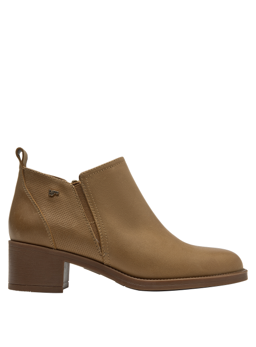 Botín de cuero camel para mujer con panel lateral perforado y tacón cuadrado medio.
