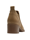 Botín camel de cuero con acabado elegante, perfecto para estilos casuales y formales.