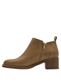 Botín de cuero camel, textura lisa y sección perforada, ideal para looks versátiles.