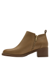 Botín de cuero camel, textura lisa y sección perforada, ideal para looks versátiles.