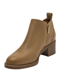 Botín casual camel en cuero liso con diseño minimalista y detalles modernos.