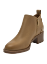 Botín casual camel en cuero liso con diseño minimalista y detalles modernos.