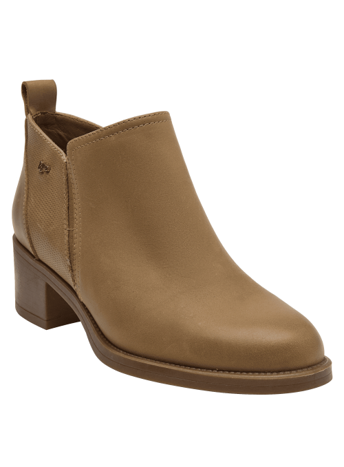 Botín de cuero camel para mujer con panel lateral perforado y tacón cuadrado medio.