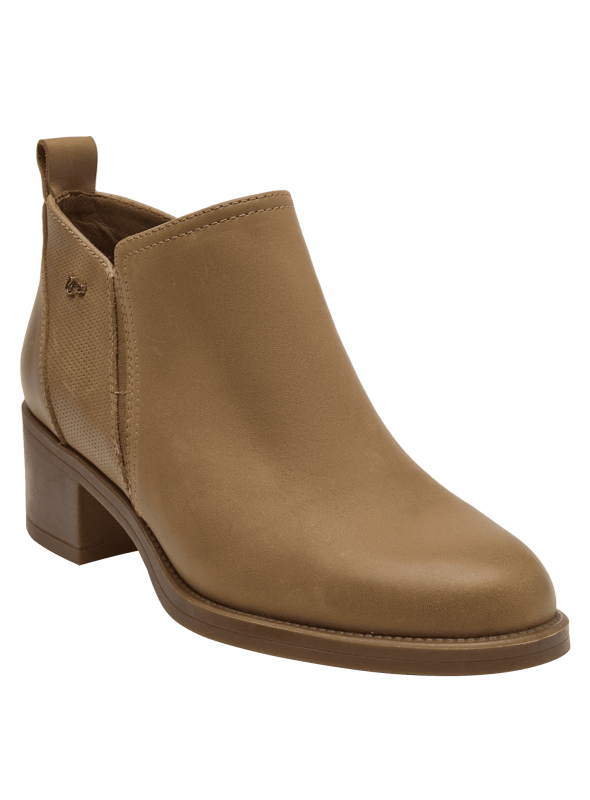 Botín de cuero camel para mujer con panel lateral perforado y tacón cuadrado medio.