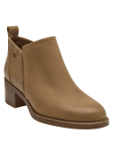 Botín de cuero camel para mujer con panel lateral perforado y tacón cuadrado medio.