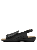 Elegante sandalia de cuero negro, perfecta para combinar con prendas de colores neutros o pasteles.