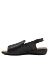 Elegante sandalia de cuero negro, perfecta para combinar con prendas de colores neutros o pasteles.