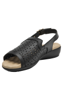 Sandalia de cuero negro con diseño geométrico troquelado, ideal para un look casual sofisticado.
