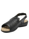Sandalia de cuero negro con diseño geométrico troquelado, ideal para un look casual sofisticado.