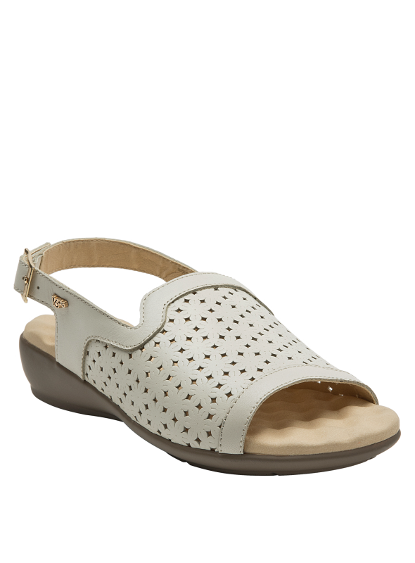 Sandalia de cuero blanco crema, textura lisa y suave, perfecta para looks casuales.
