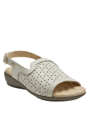 Sandalia de cuero blanco crema, textura lisa y suave, perfecta para looks casuales.