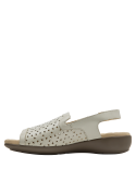 Sandalia blanca crema de cuero con diseño perforado floral, sofisticada y versátil.