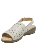 Sandalia de cuero blanco crema con hebilla ajustable, ideal para climas cálidos.
