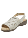 Sandalia de cuero blanco crema con hebilla ajustable, ideal para climas cálidos.