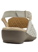 Sandalia casual de cuero blanco crema con patrón calado de flores, femenina y elegante.
