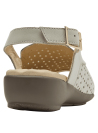 Sandalia casual de cuero blanco crema con patrón calado de flores, femenina y elegante.