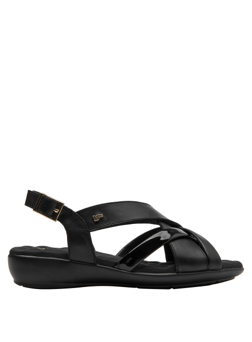Cuero negro suave con hebilla dorada en sandalia casual de mujer, diseño atemporal.