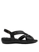 Sandalia negra de cuero para mujer, tiras cruzadas y hebilla dorada, ideal para un look casual.