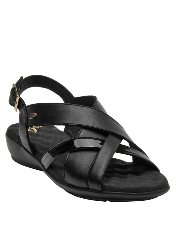 Cuero negro suave con hebilla dorada en sandalia casual de mujer, diseño atemporal.