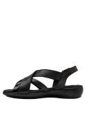 Elegante sandalia negra de cuero para mujer, diseño minimalista con tiras decorativas y hebilla dorada.
