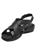 Sandalia de cuero negro con tiras cruzadas mate y brillante, hebilla dorada, estilo casual para mujer.