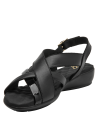 Sandalia de cuero negro con tiras cruzadas mate y brillante, hebilla dorada, estilo casual para mujer.