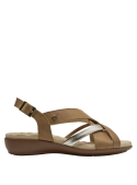 Versátil sandalia camel de cuero con detalles metálicos, combinable con jeans para un look relajado.