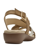 Sandalia casual camel de cuero con suela baja acolchonada para mayor confort en paseos urbanos.