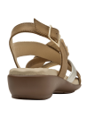 Sandalia casual camel de cuero con suela baja acolchonada para mayor confort en paseos urbanos.