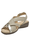 Sandalia beige de cuero para mujer con diseño elegante y correa cruzada.