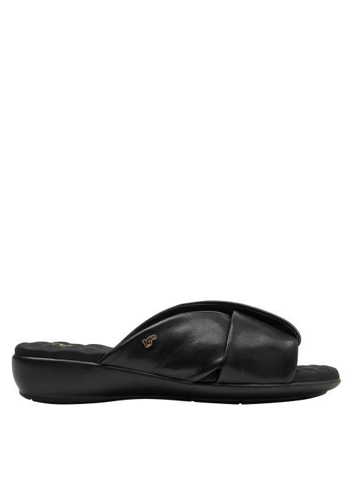Sandalia de cuero negro con acabado mate, cómoda y moderna.