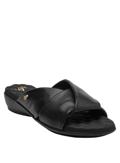 Sandalia de cuero negro con acabado mate, cómoda y moderna.