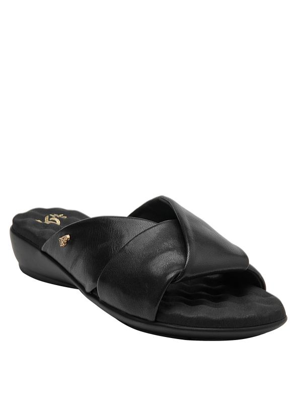 Sandalia de cuero negro con acabado mate, cómoda y moderna.