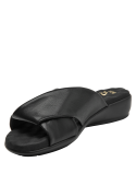Sandalia negra de cuero minimalista con tiras cruzadas, diseño casual para mujer.