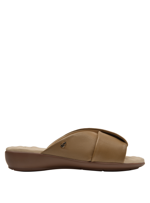 Calzado casual de mujer en cuero camel, con estructura cruzada y detalle dorado distintivo.