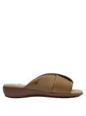 Sandalia minimalista de cuero camel, cómoda y elegante, adecuada para ocasiones semi-formales.