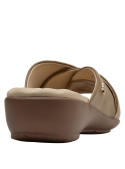 Sandalia femenina en cuero camel, sofisticada y versátil, perfecta para atuendos de verano.