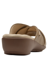 Sandalia femenina en cuero camel, sofisticada y versátil, perfecta para atuendos de verano.