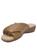 Sandalia de cuero camel con diseño cruzado minimalista y detalle metálico dorado, ideal para mujer.