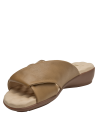 Sandalia de cuero camel con diseño cruzado minimalista y detalle metálico dorado, ideal para mujer.