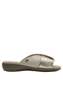 Sandalia de mujer en cuero beige, estilo casual con glamour plateado, ideal para eventos informales.