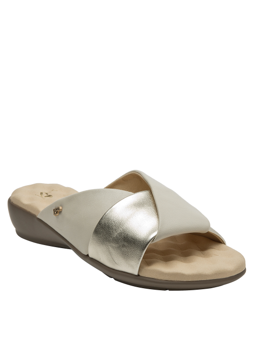 Sandalia beige de cuero con diseño contemporáneo, combinable con vestidos o jeans para un look chic.