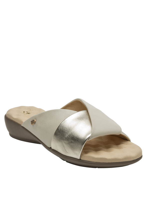 Sandalia beige de cuero con diseño contemporáneo, combinable con vestidos o jeans para un look chic.