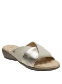Sandalia beige de cuero con diseño contemporáneo, combinable con vestidos o jeans para un look chic.