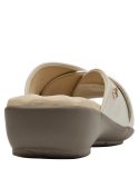 Elegante sandalia casual de cuero beige con acentos plateados, versátil para ropa semi-formal.