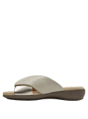 Sandalia de cuero beige con detalles blancos y plateados, textura suave, perfecta para uso diario.